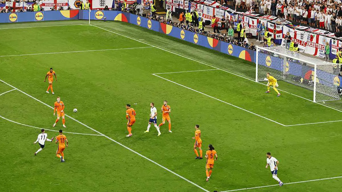 مباراة إنجلترا وهولندا.. القائم يمنع فودين من الرد على يامال (فيديو)