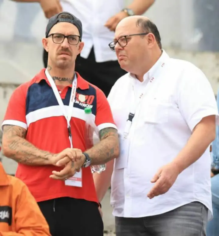 سامي بالقاضي مسؤول الإفريقي التونسي (يمين)