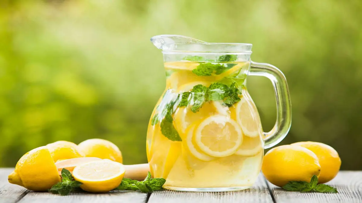 بينها تعزيز صحة الكبد.. هذه فوائد شرب ماء الليمون على معدة فارغة