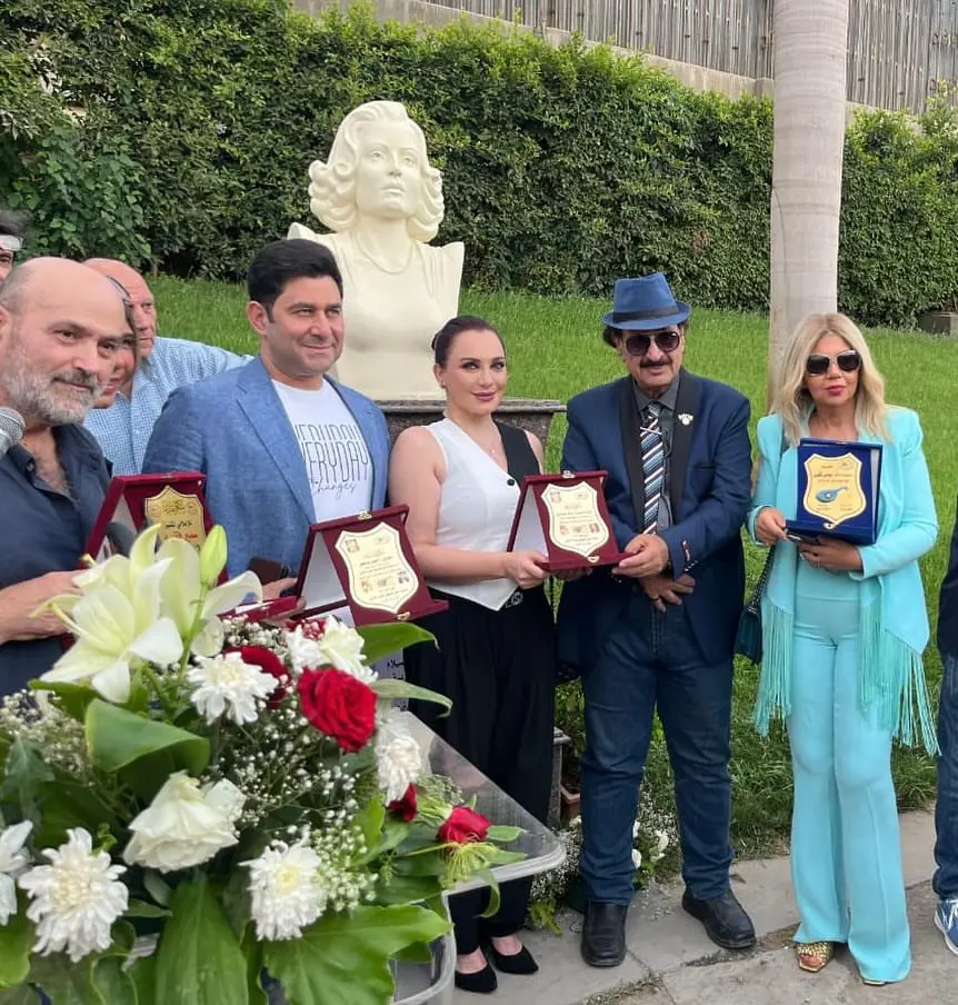 سلاف مع فنانين مصريين أمام تمثال أسمهان