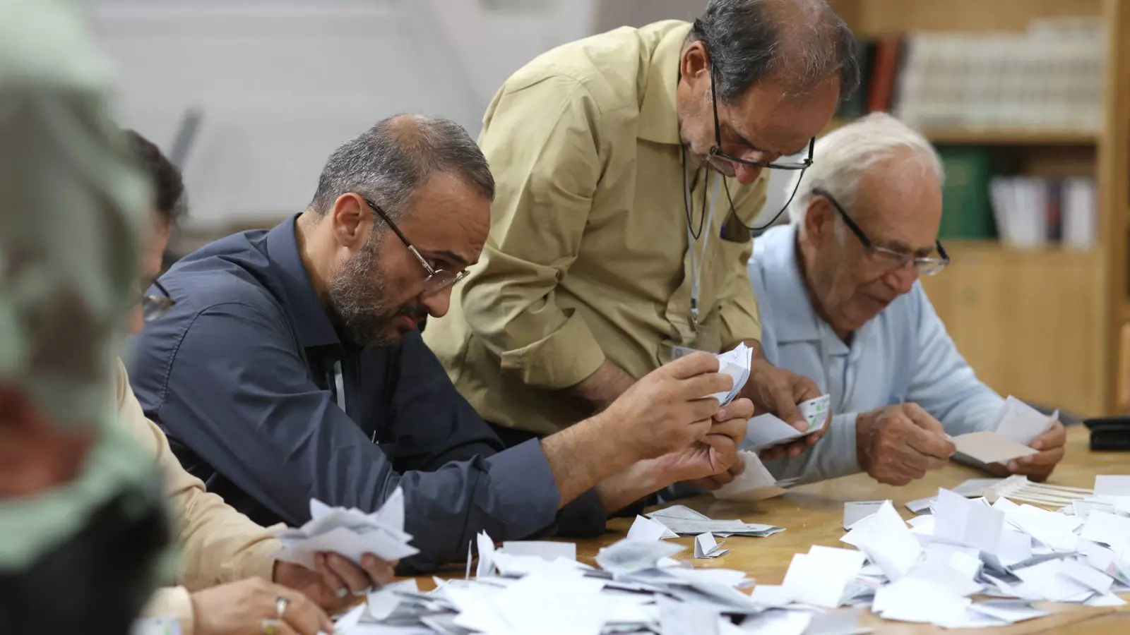 فرز أصوات الناخبين بالجولة الأولى من الانتخابات الرئاسية الإيرانية