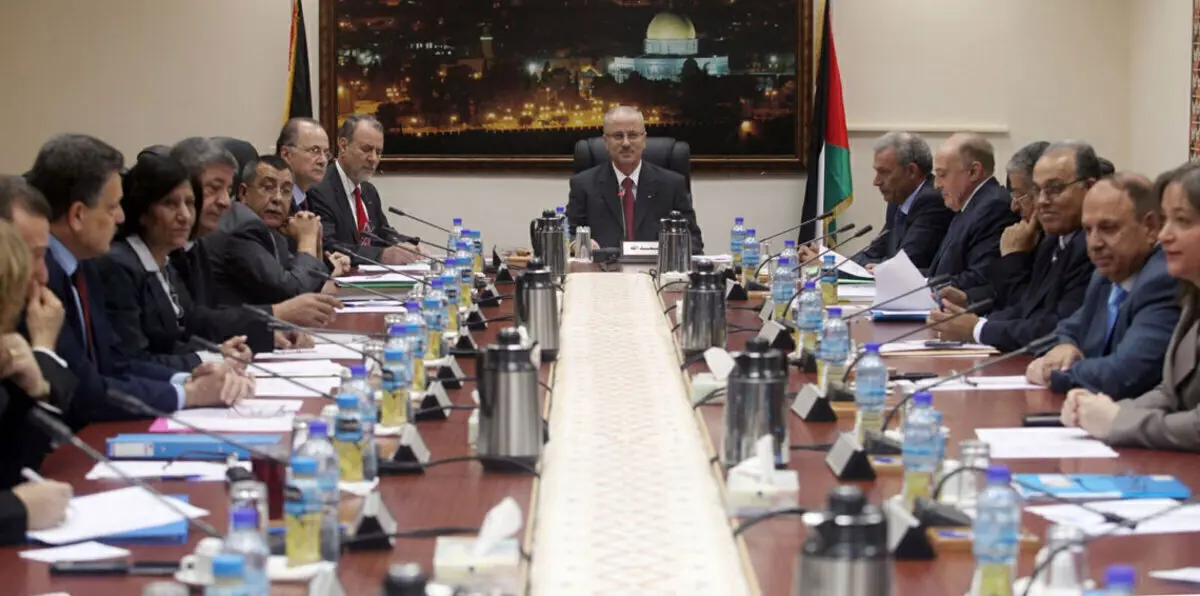 الحكومة الفلسطينية تدرس وقف التعامل بالشيكل الإسرائيلي