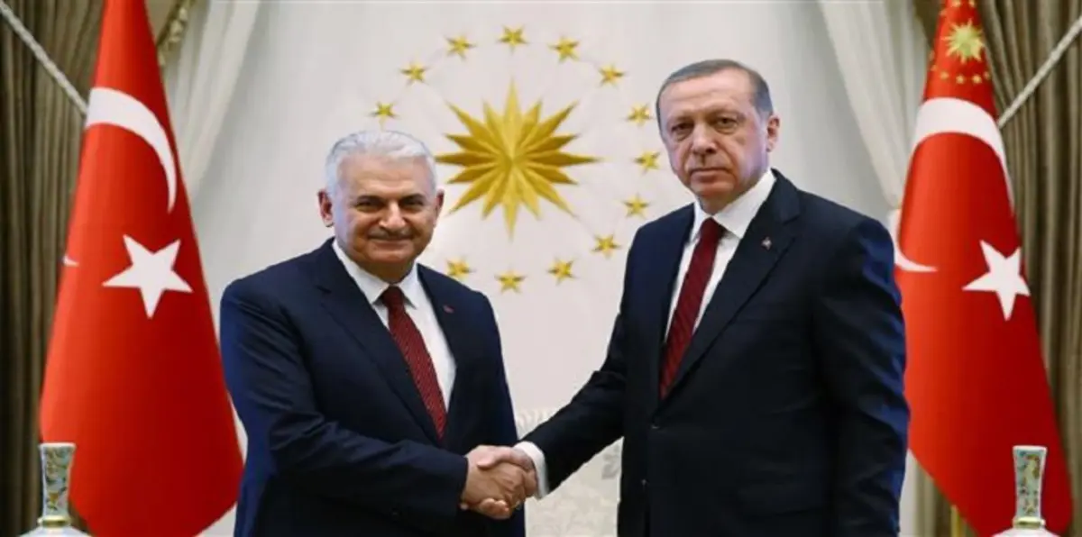 شاهد بالفيديو.. "هجوم شعبي" على أردوغان ورئيس وزرائه في محل تصليح إطارات