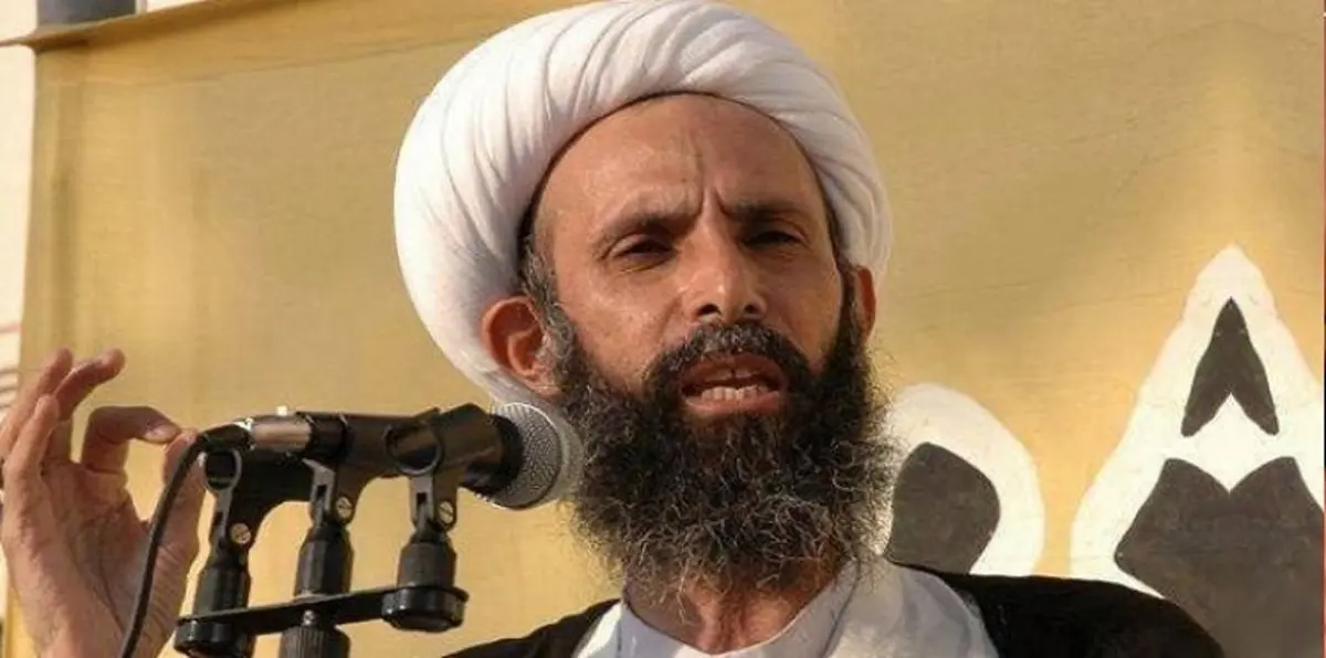 أحوازيّون يحرقون صورة لنمر النمر رفعتها السلطات الإيرانية في محافظتهم