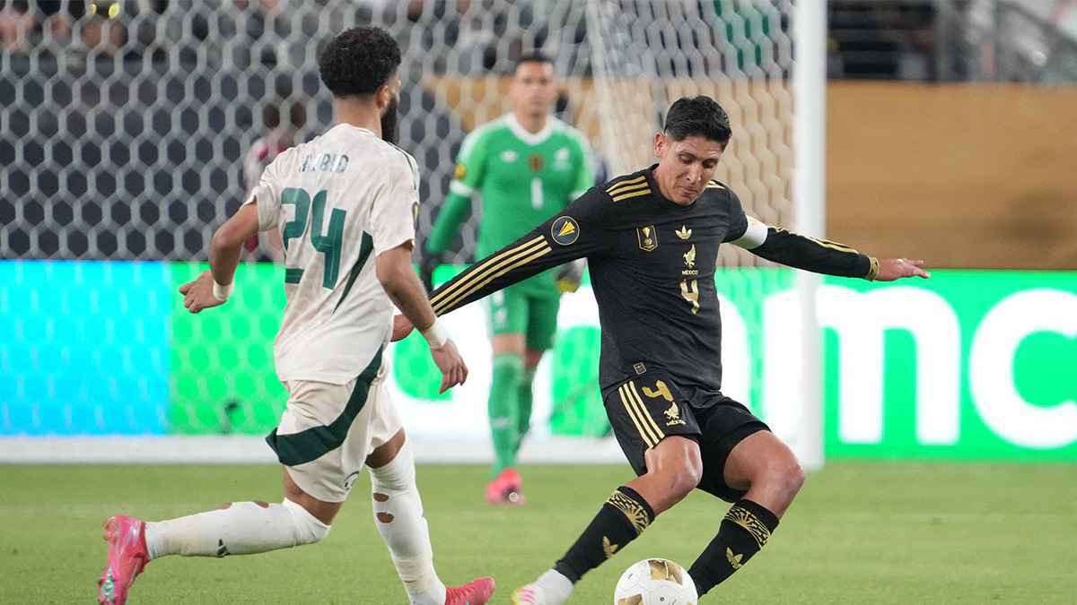 إشارة مثيرة من نجم المنتخب السعودي لمدرب المكسيك (فيديو) | إرم نيوز