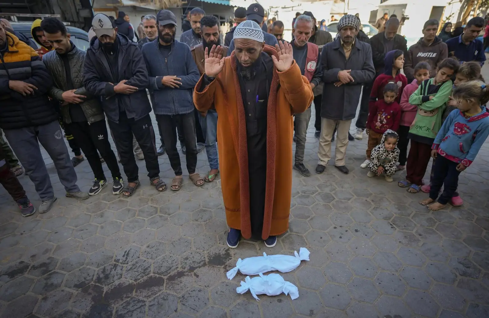 خلال صلاة الجنازة على رضيعين في غزة