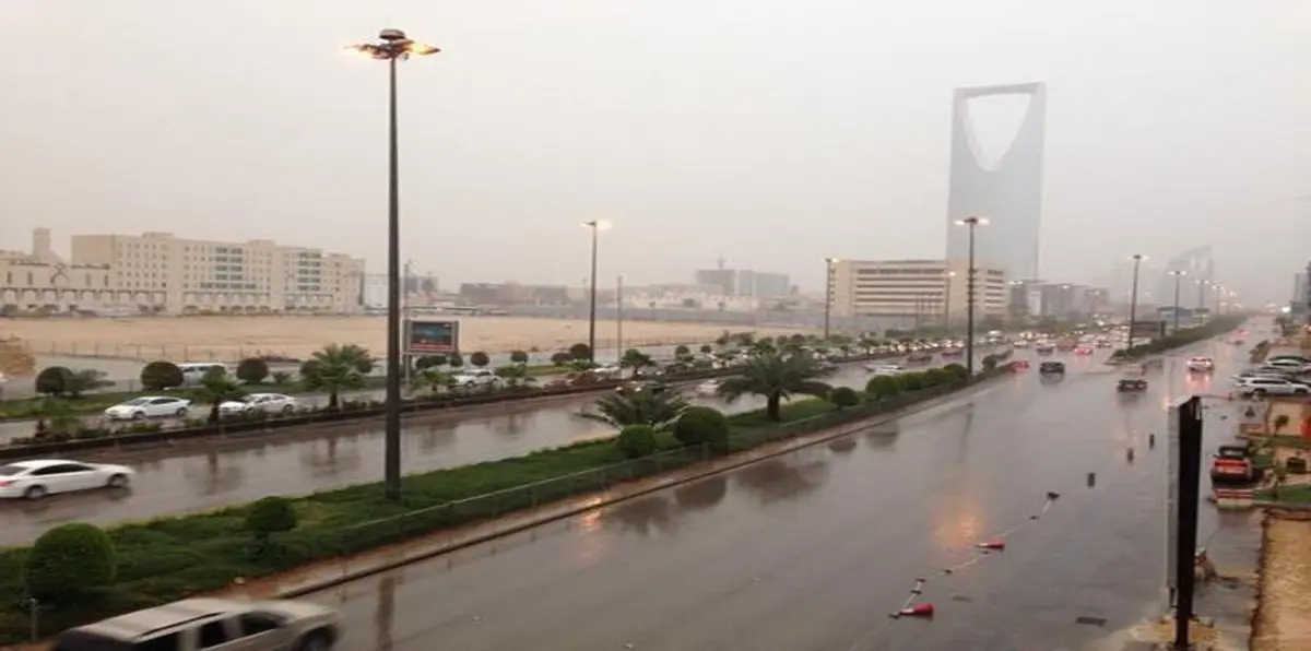 بالفيديو.. أمطار غزيرة في مناطق بالسعودية وتحذيرات من السيول