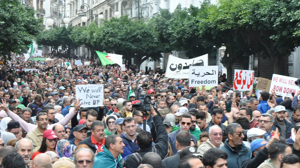 جزائريون يتظاهرون ضد انتخاب تبون رئيسًا وفرنسا تطالبه بالحوار مع الشعب