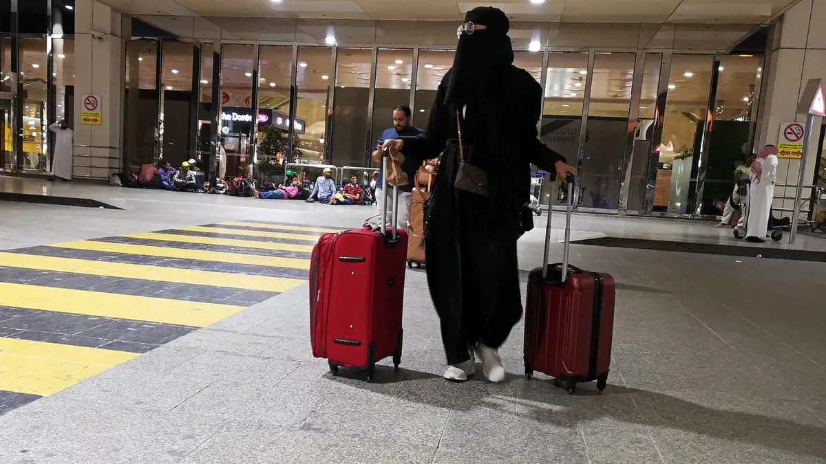 السعودية تعلن بدء تطبيق التعديلات التي تنهي القيود على سفر المرأة