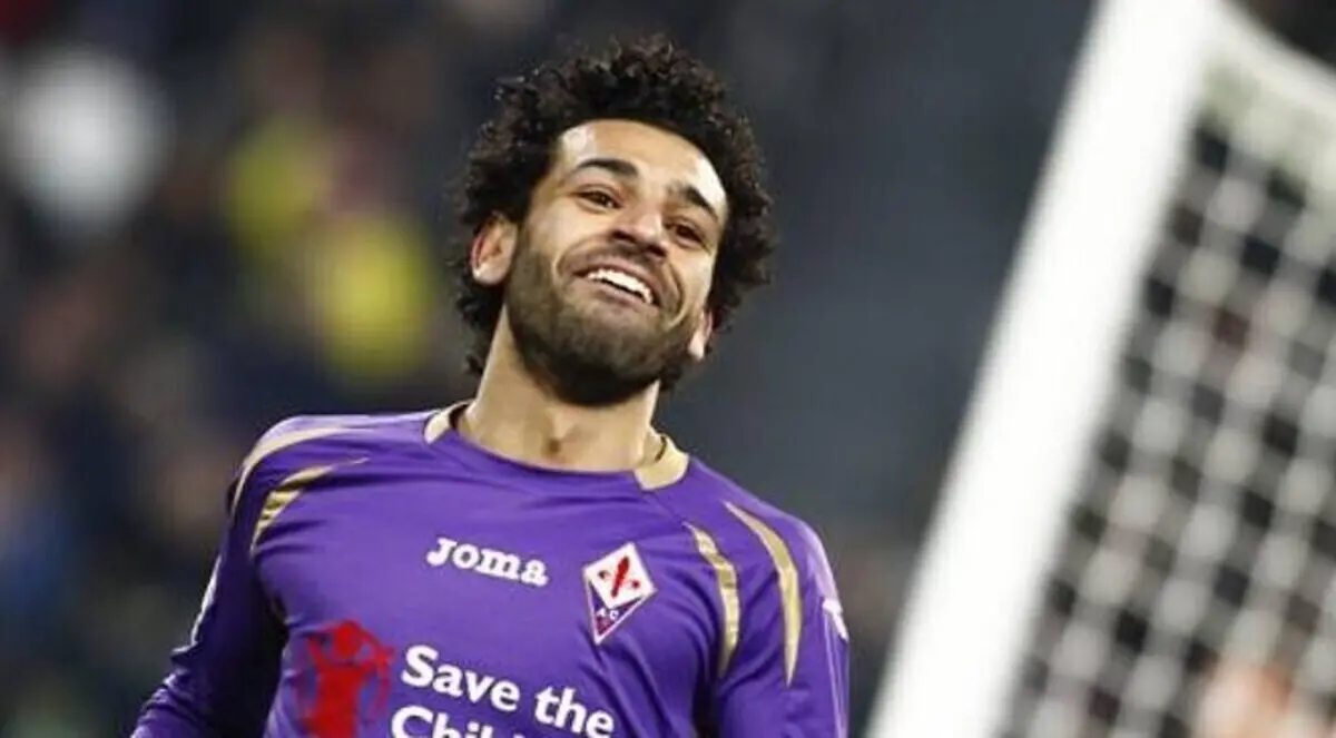 فيورنتينا يطرح قميصاً يحمل عبارة "بحبك يا صلاح" (صورة)