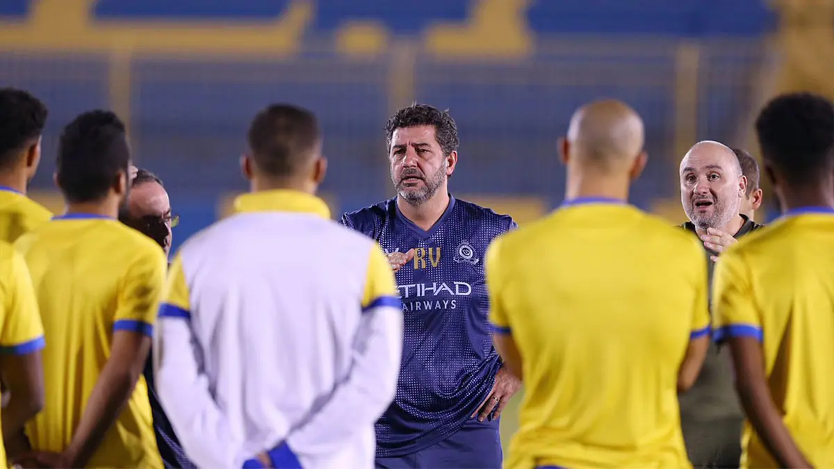 بعد سخريته من خروج نادي النصر السعودي من دوري أبطال آسيا.. إدارة "العالمي" تطرد مراسل برنامج الإعلامي وليد الفراج
