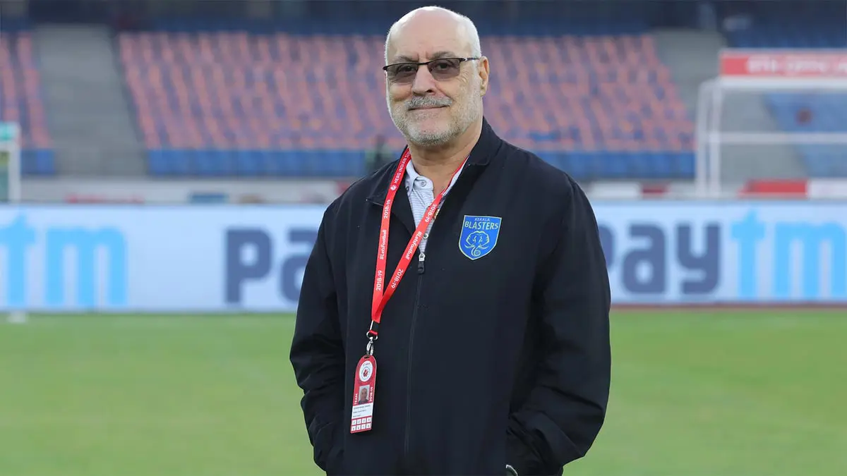 بعد 25 عاما.. فينغادا يثير جدلا واسعا بسبب "فرض" مشاركة سامي الجابر مع المنتخب السعودي (فيديو)
