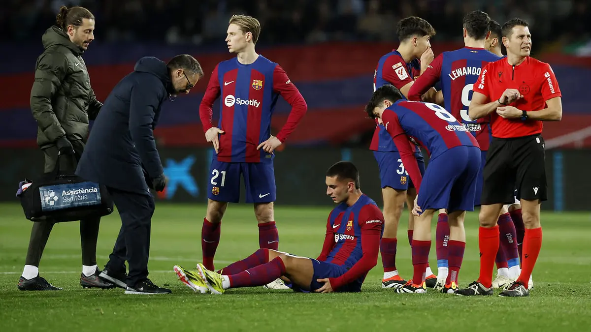 فيران توريس يخرج باكيًا بعد إصابته في مباراة برشلونة وأوساسونا (فيديو)