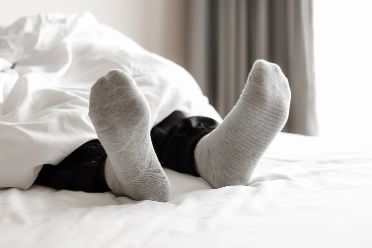 فوائد "مذهلة" لارتداء الجوارب أثناء النوم