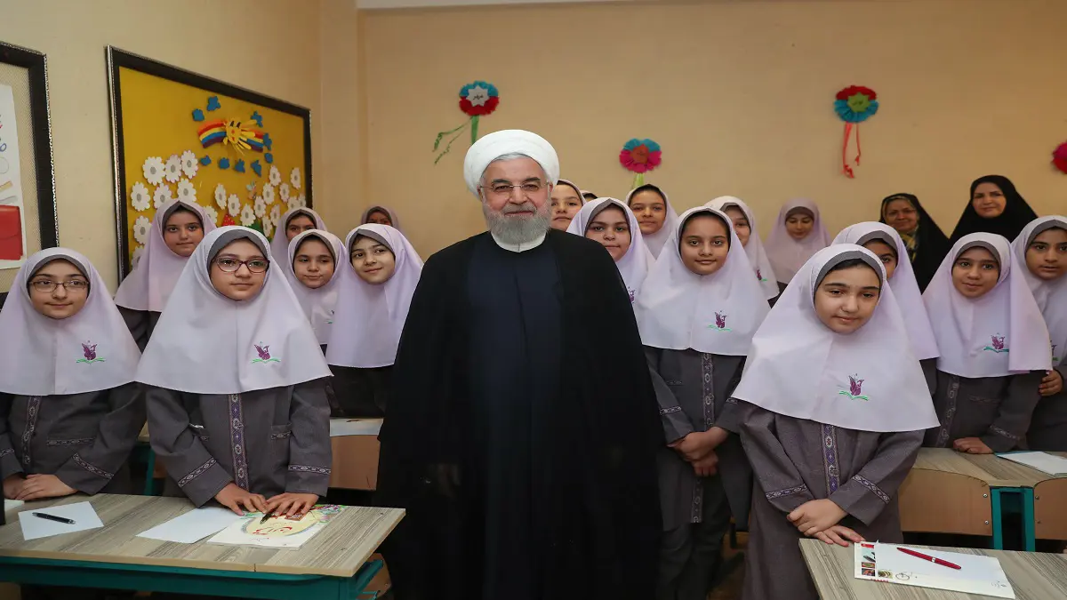 تلبية لرغبة خامنئي.. برلمان إيران يسعى لإلغاء تعليم الإنجليزية في المدارس