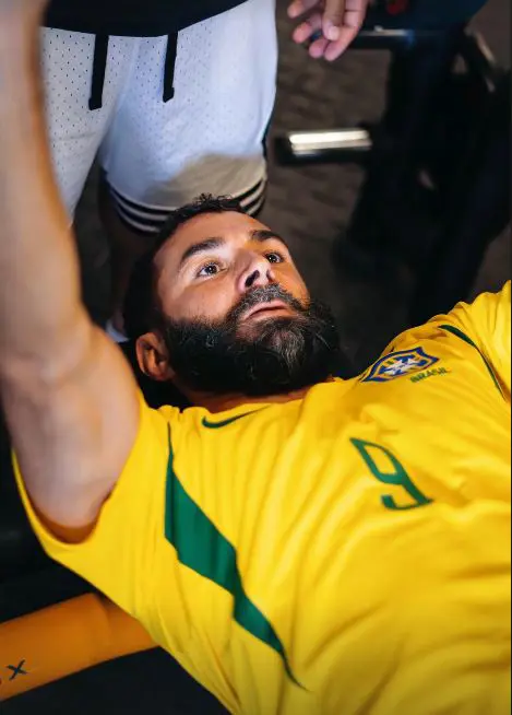 كريم بنزيما بقميص منتخب البرازيل