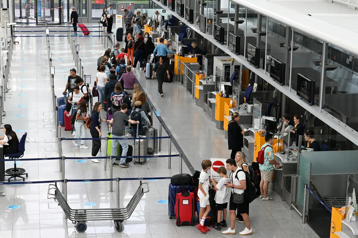 8 أشخاص يتسببون بإلغاء 60 رحلة في مطار ميونيخ.. فما القصة؟