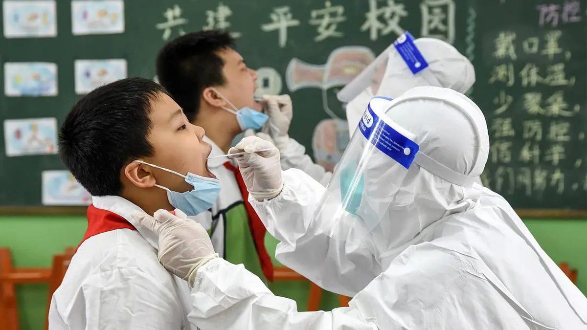الصين تسارع للقضاء على بؤرة جديدة لكوفيد بين تلاميذ المدارس
