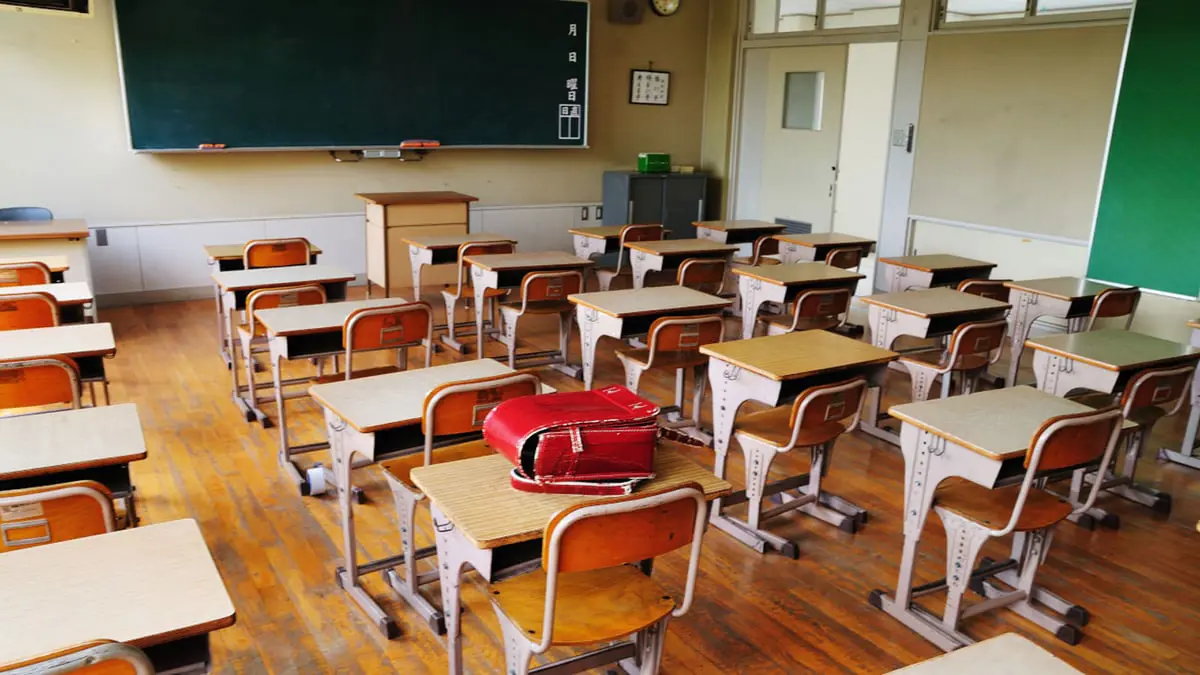 معلمون بريطانيون يطالبون بتوسيع مقاعد الدراسة لتناسب أحجام التلاميذ