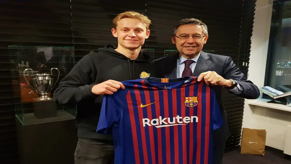 برشلونة يعلن رسميًا التعاقد مع فرينكي دي يونغ‎ (فيديو)