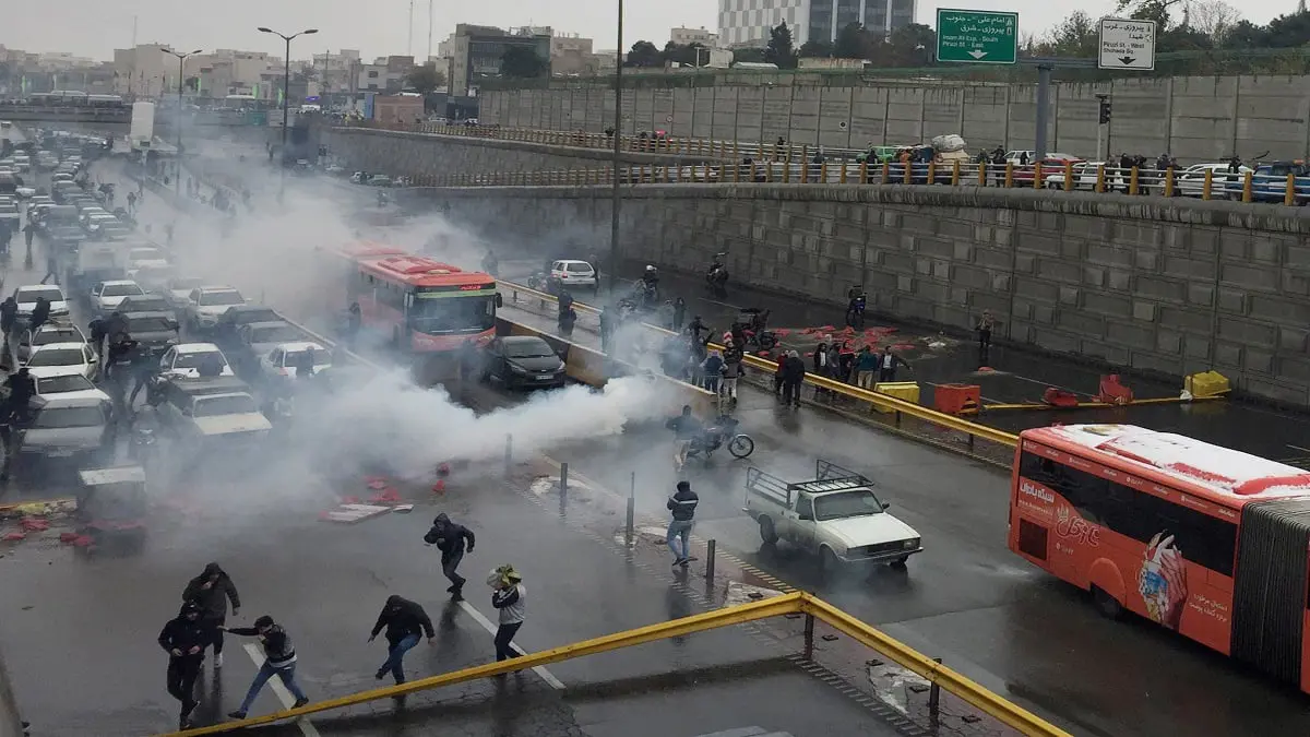إيران.. أحكام سجن مشددة بحق 3 عرب لمشاركتهم في "ثورة البنزين"