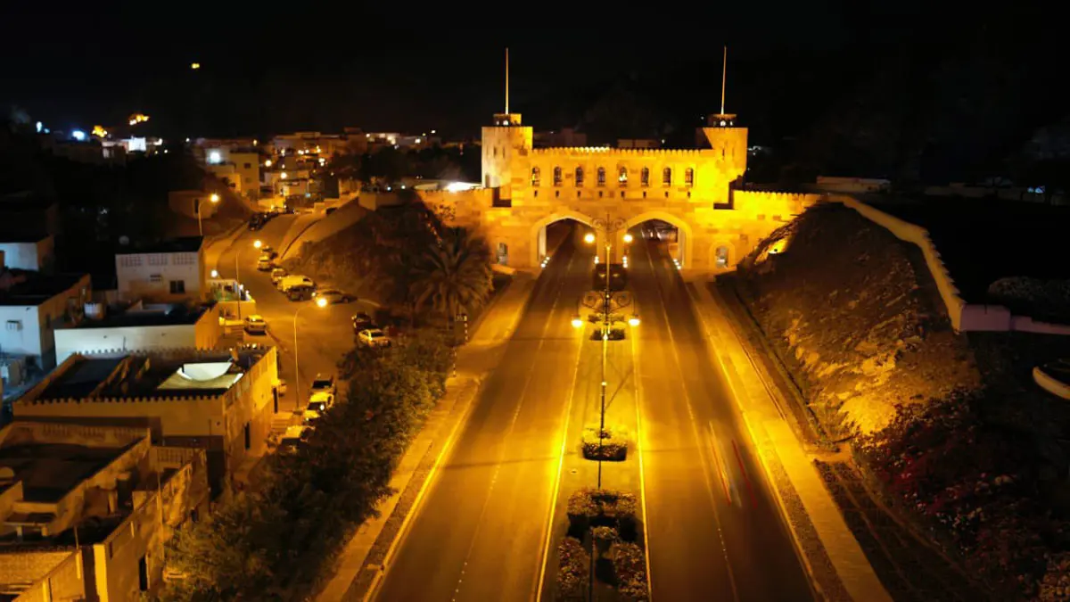 ‪ سلطنة عمان تعيد فرض حظر التجول الليلي بعد زيادة إصابات كورونا