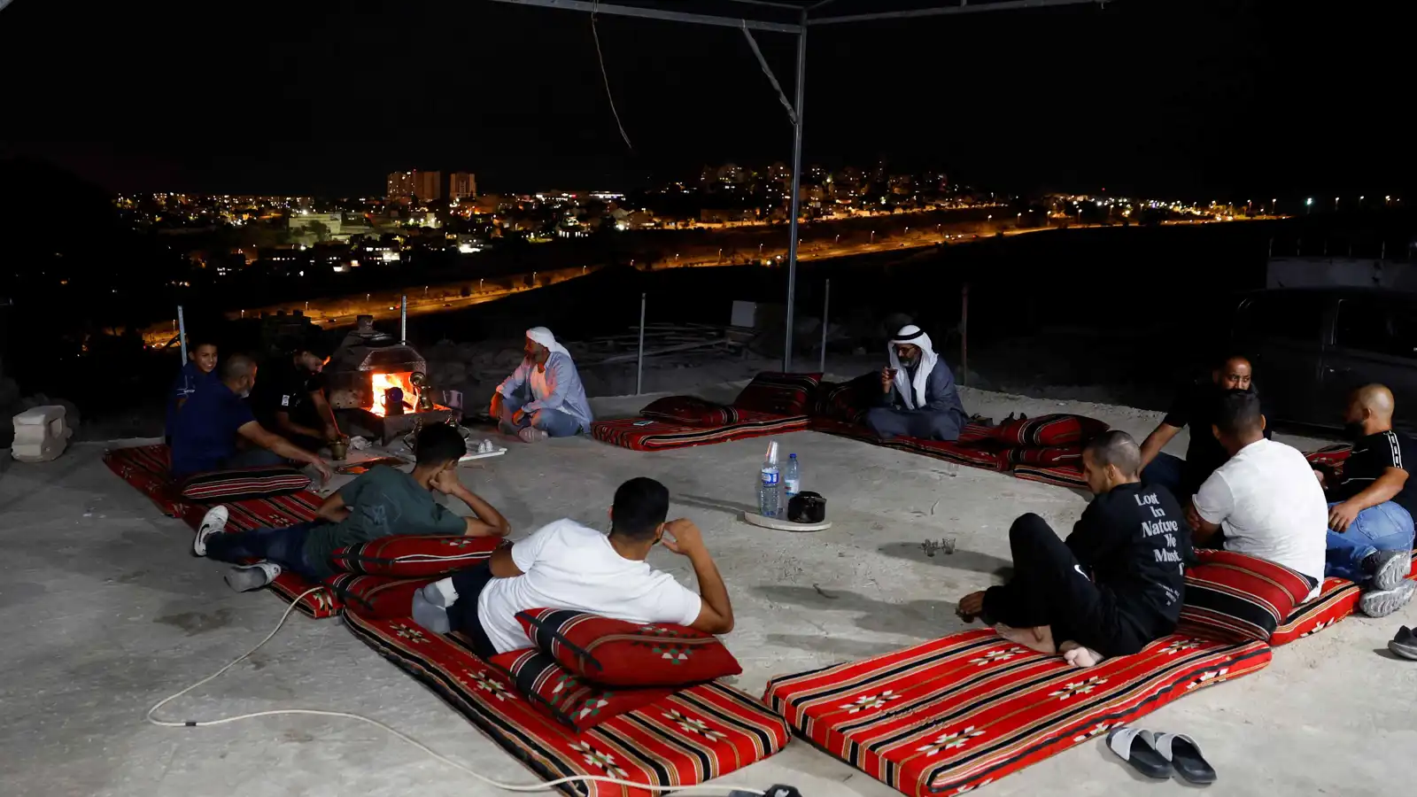 بدو فلسطينيون يُحضّرون القهوة