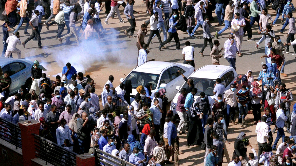 الشرطة السودانية تطلق الغاز المسيل للدموع على متظاهرين في الخرطوم (فيديو)