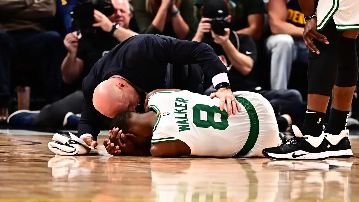 NBA.. إصابة قوية لكيمبا ووكر في الرأس بدوري السلة الأمريكي (فيديو)