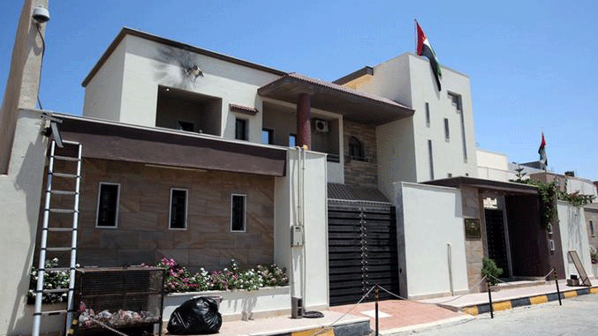 اندلاع النيران بمبنى السفارة الإماراتية "المغلقة" في طرابلس (صور)