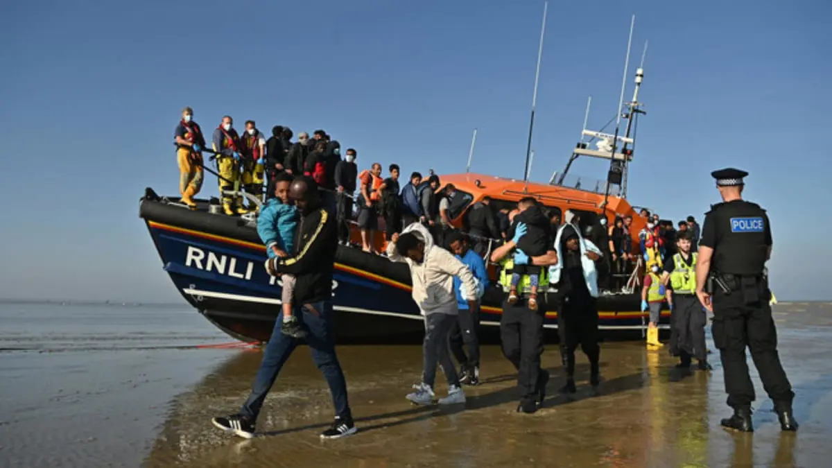 تحقيق يكشف ممارسات فرنسا "الخطرة" لاعتراض قوارب المهاجرين في المانش 