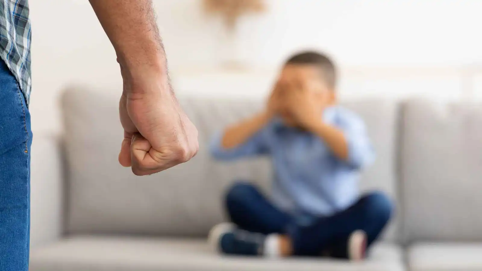 ساعات من العذاب.. أب بالتبني ينهي حياة طفله بطريقة مروعة