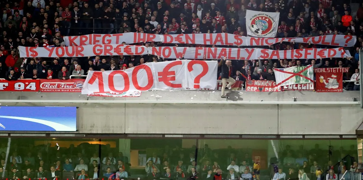 دوري أبطال أوروبا.. جماهير بايرن ميونخ ترمي نقودًا مزيفة خلال مباراة أندرلخت (فيديو)