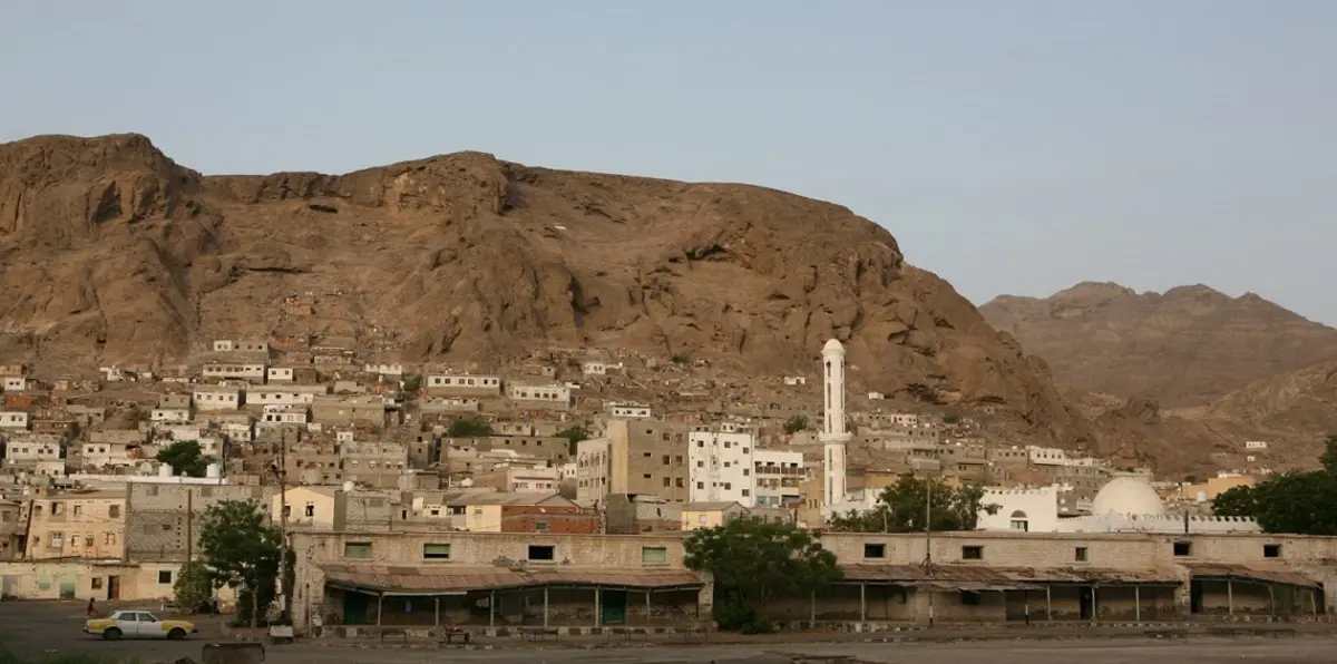 صحيفة يمنية تتساءل: من يحكم عدن؟