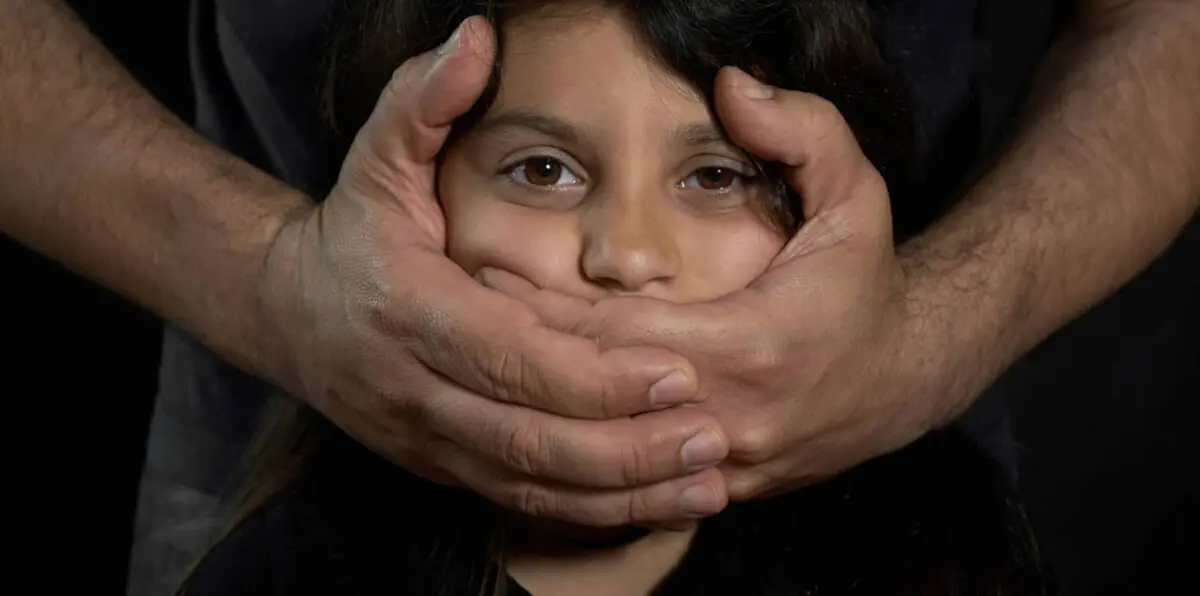 رجل يعاقب طفلته الصغيرة بطريقة "متوحشة" لبكائها المستمر (صورة)