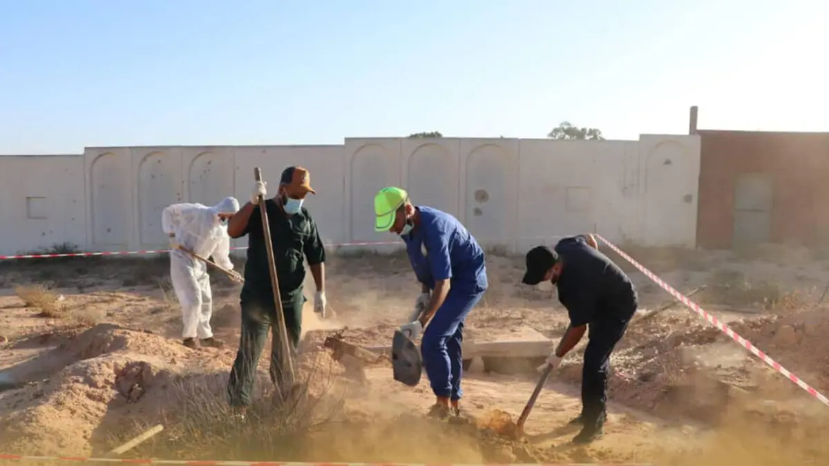 ليبيا.. استخراج 42 جثة مجهولة الهوية من مقبرة جماعية في سرت