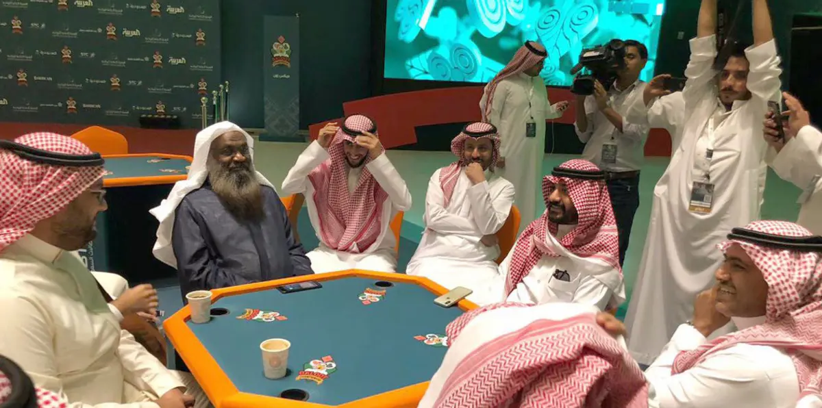 الداعية السعودي عادل الكلباني يرد على منتقديه لحضور بطولة "البلوت"
