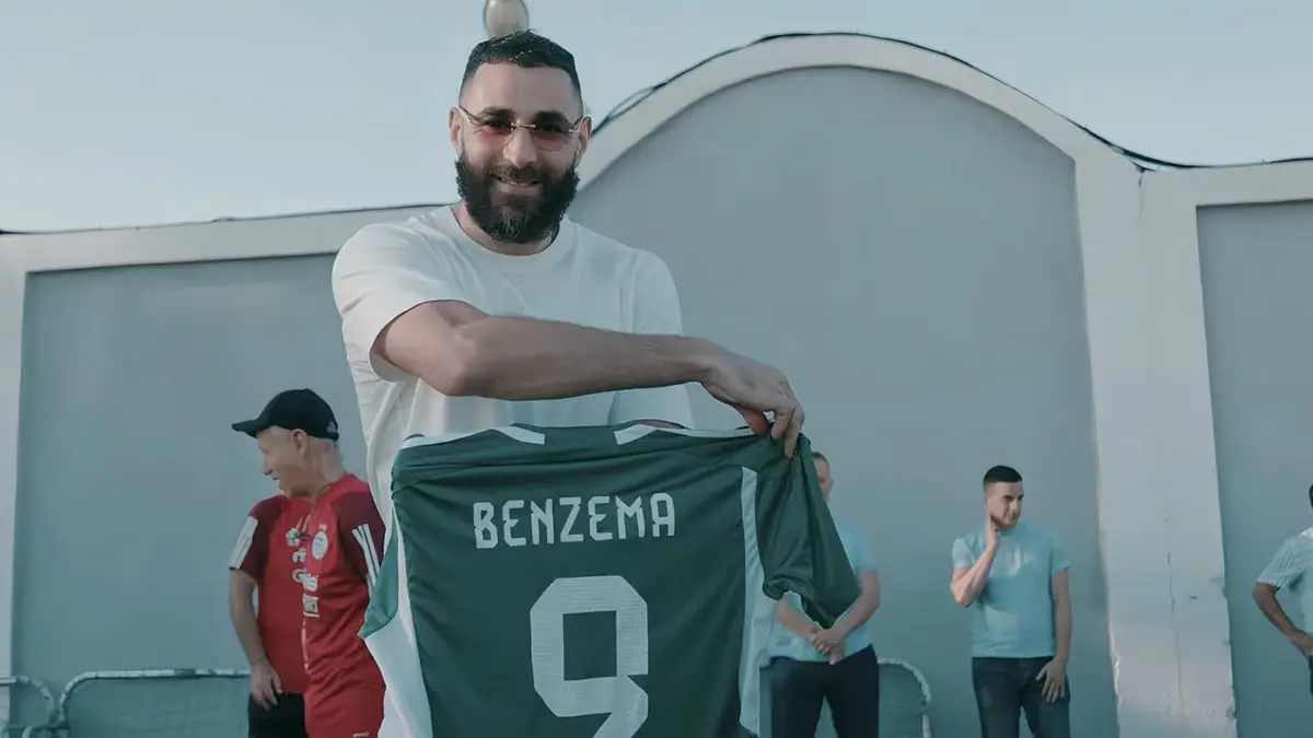بنزيما يزور تدريبات منتخب الجزائر ويحصل على قميص باسمه (فيديو)