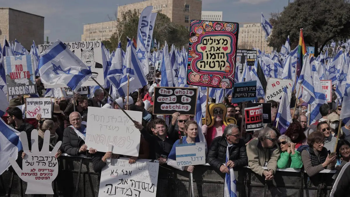 شرطة إسرائيل تلقي قنابل صوت على محتجين معارضين لخطة إصلاح القضاء
