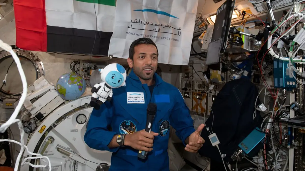 لقاء بين الجمهور ورائد الفضاء الإماراتي سلطان النيادي في 21 مارس