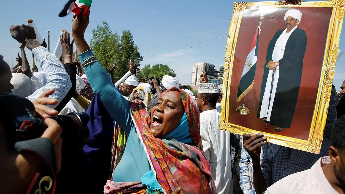 الشرطة السودانية تعتقل 23 متظاهرا من أنصار البشير (صور)