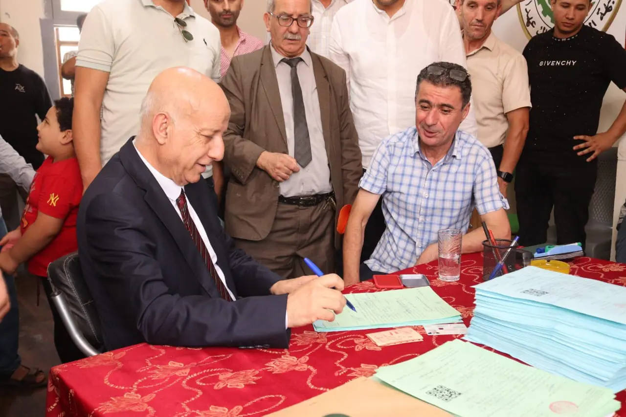 الامين العام لحزب جبهة التحرير الوطني عبد الكريم بن مبارك يوقع على استمارة اكتتاب لصالح المترشح عبد المجيد تبون