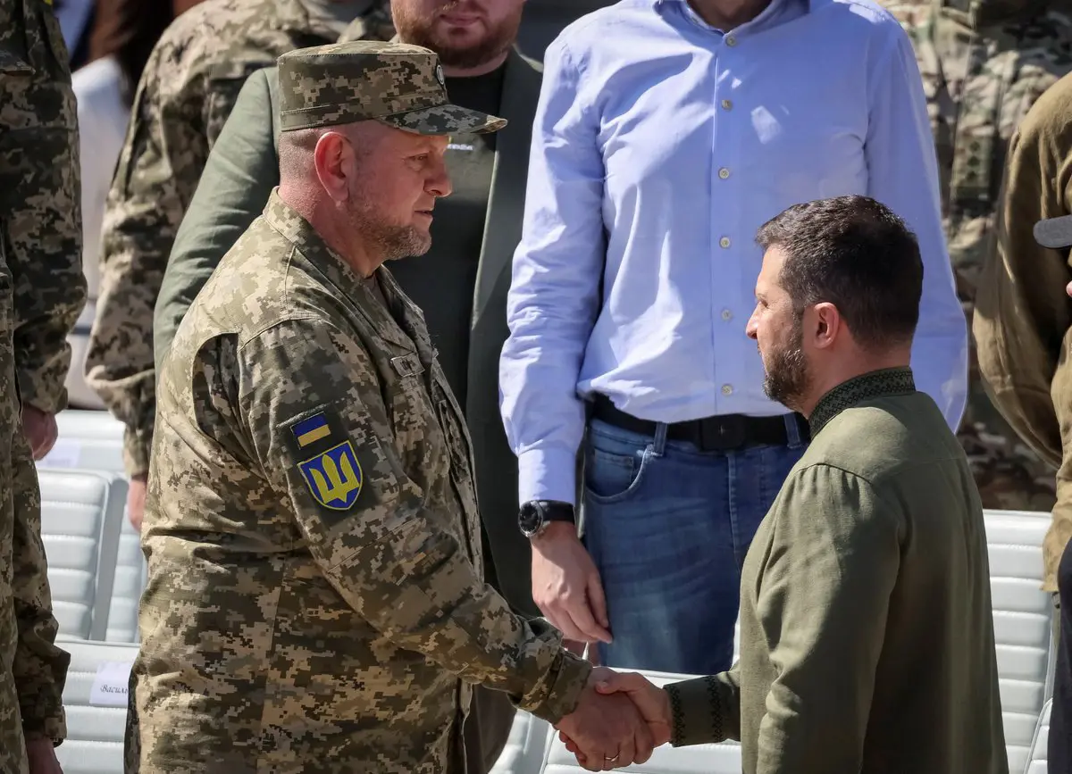 زيلينسكي يصرح علانية بأنه يفكر في استبدال قائد الجيش الأوكراني 