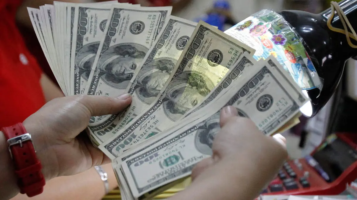 الدولار يرتفع وسط توقعات قاتمة