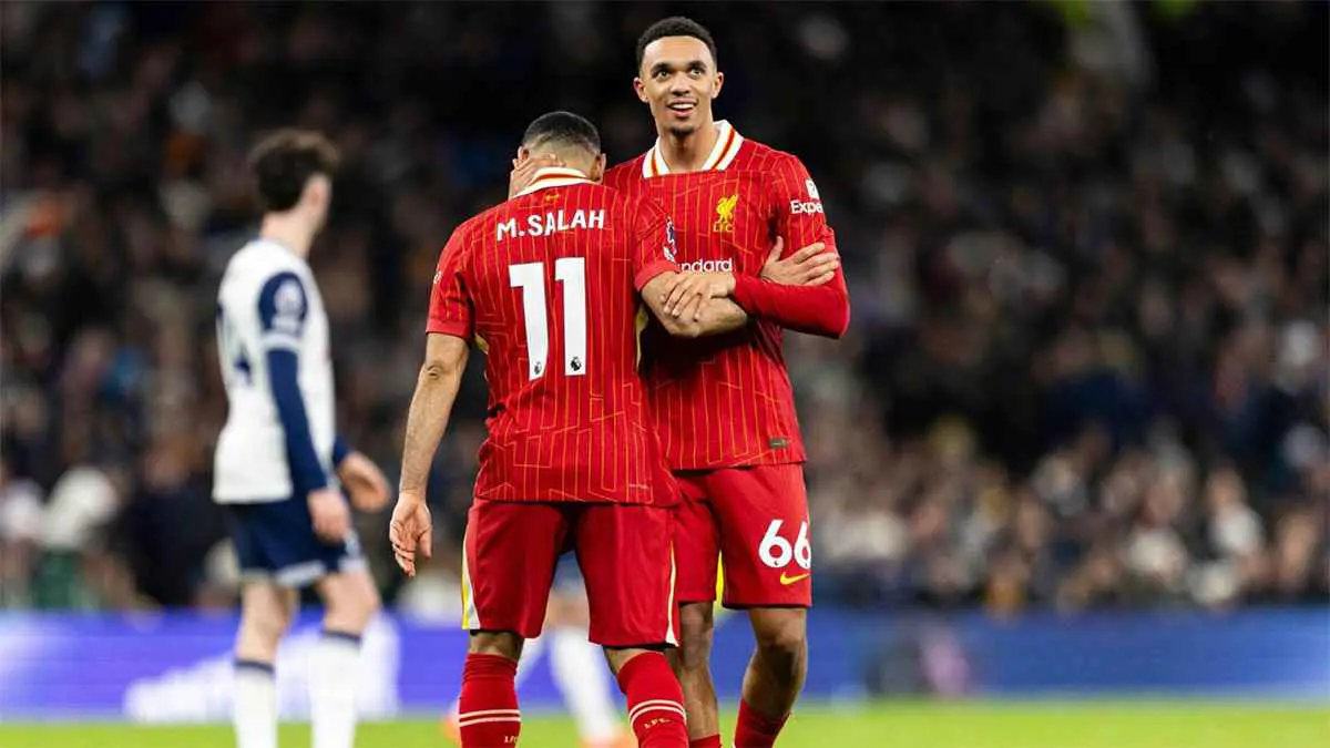 "صفعة" أرنولد على وجه محمد صلاح تثير جدلا (فيديو)