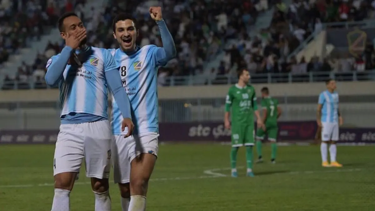 مشجع لفريق السالمية يسبب أزمة باحتفاله بعلم فريقه أمام جمهور العربي في الدوري الكويتي (فيديو)