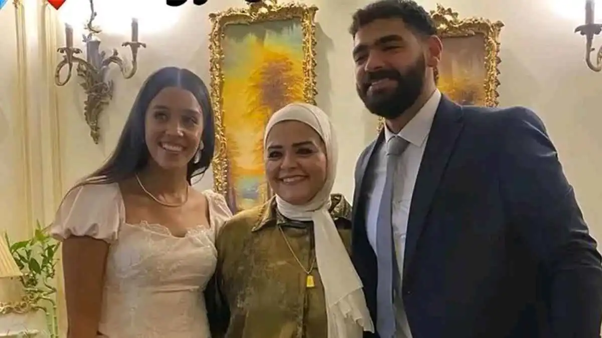 نجم الأهلي المصري يخطب زميلته في النادي (صور)