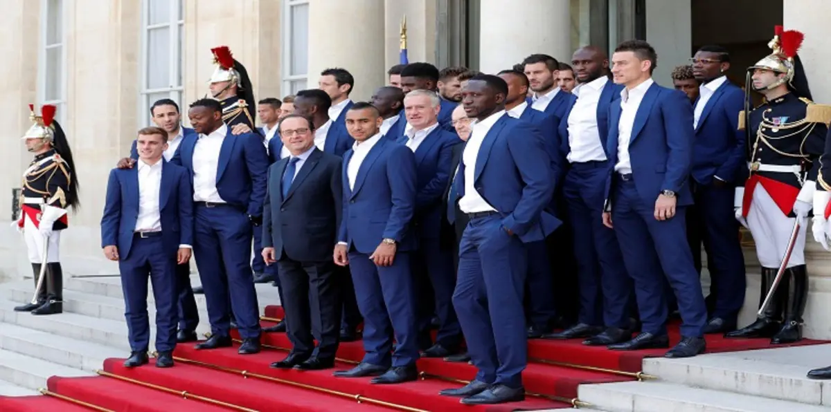 أولاند يستقبل لاعبي المنتخب الفرنسي في الإليزيه (صور)