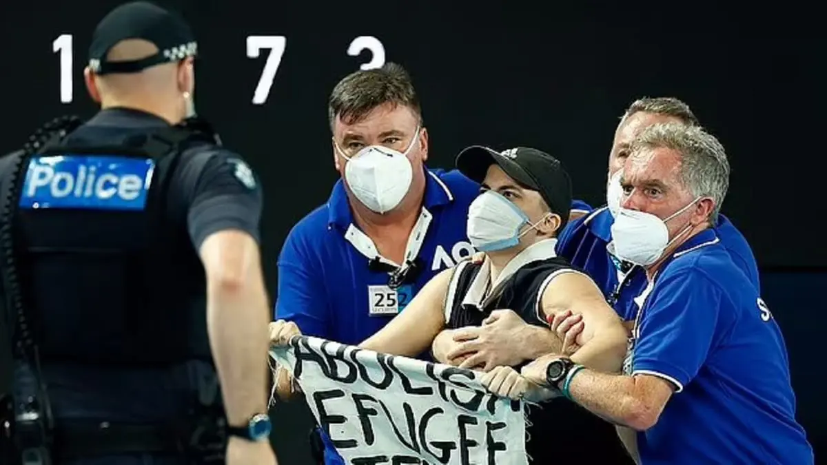 متظاهر مؤيد لحقوق اللاجئين يعكر صفو نهائي أستراليا المفتوحة (فيديو وصور)