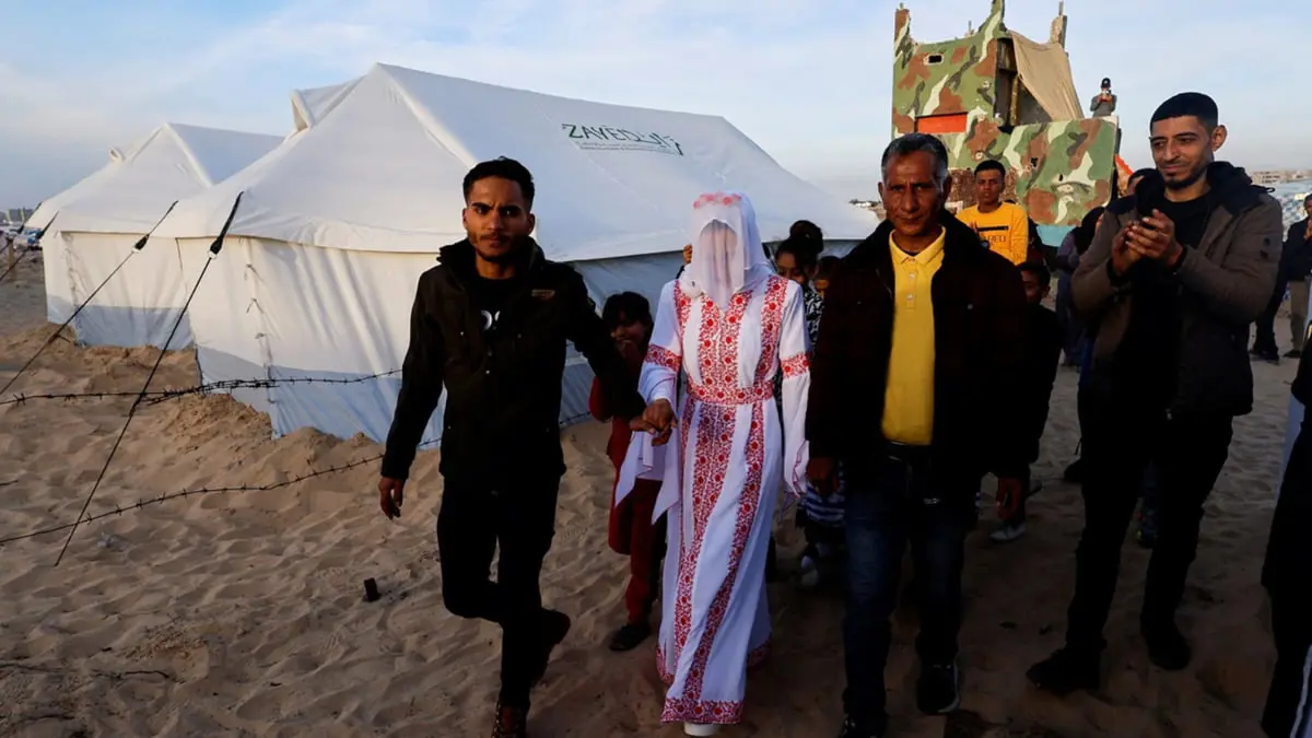 فلسطينيان يتحديان الموت بإقامة زفافهما في "خيمة" (فيديو وصور)